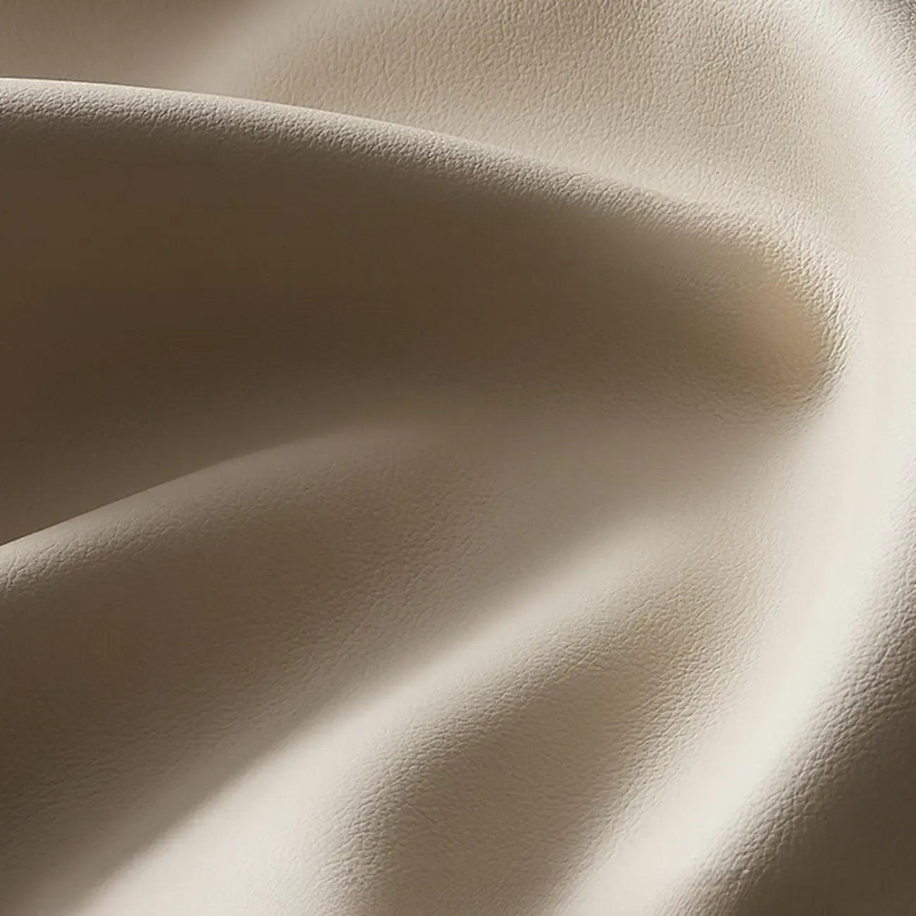 Chaise de salle à manger moderne avec accoudoirs en similicuir et pieds en alliage