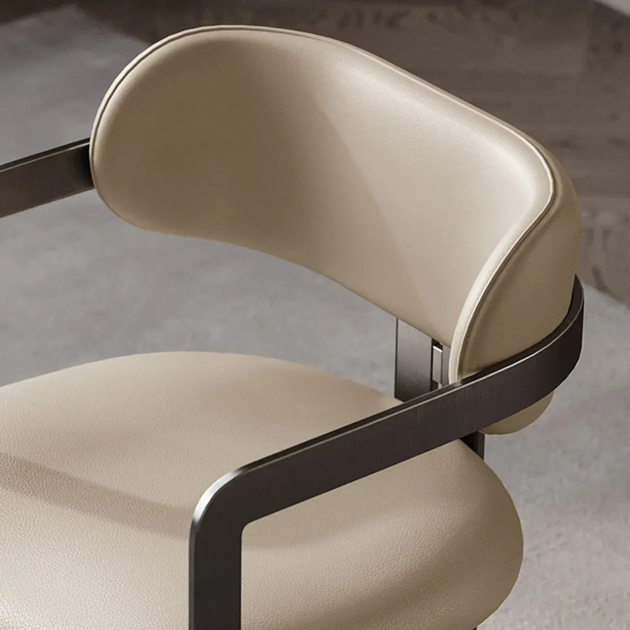 Chaise de salle à manger moderne avec accoudoirs en similicuir et pieds en alliage