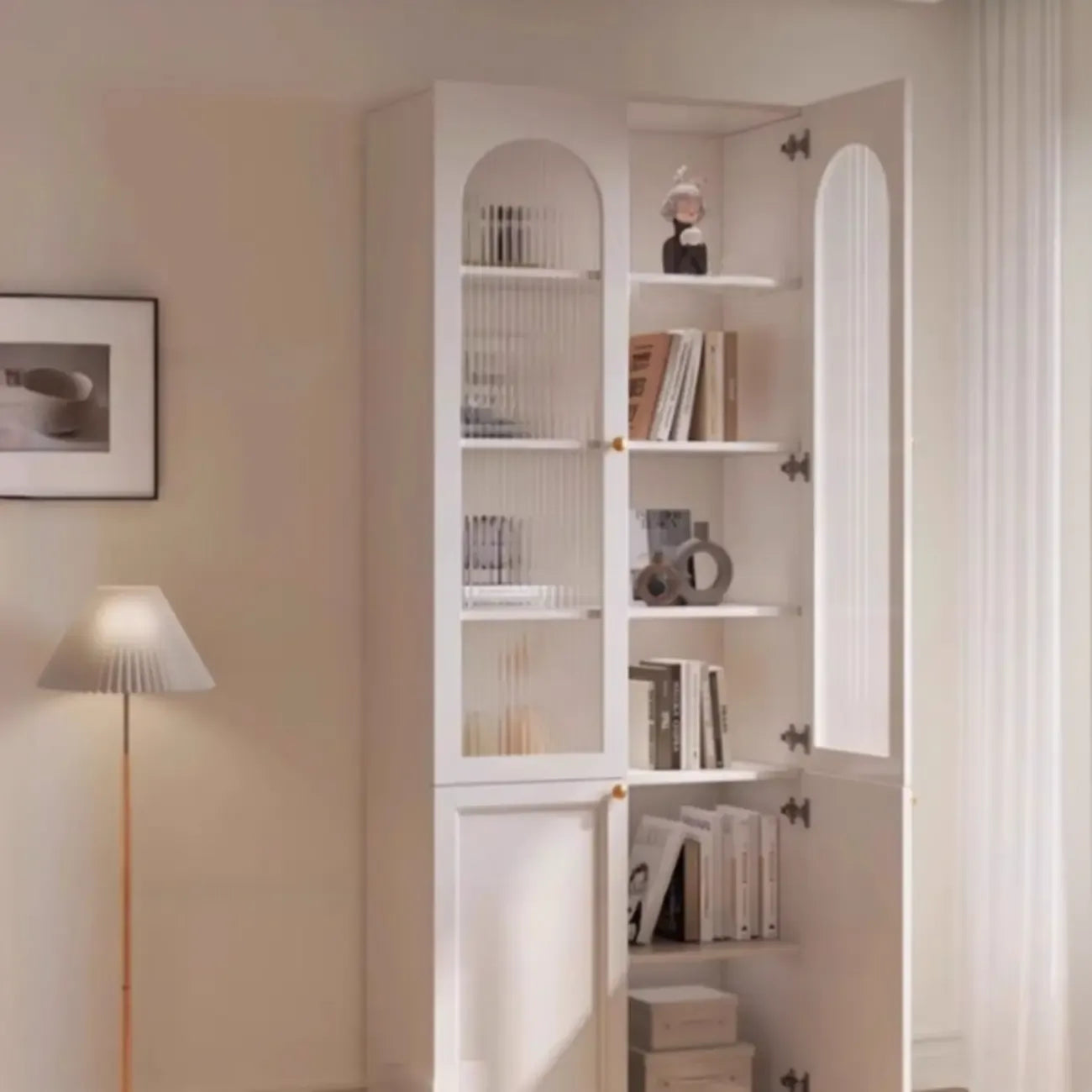Bibliothèque moderne en bois de récupération avec portes vitrées