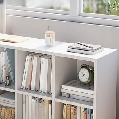 Bibliothèque horizontale cubique en bois blanc décontracté