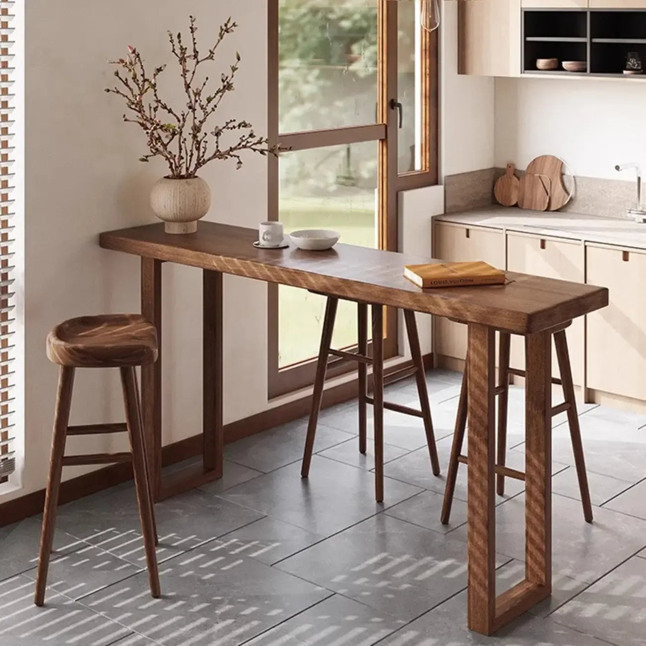 Table de bar décontractée en bois brun avec piètement traîneau