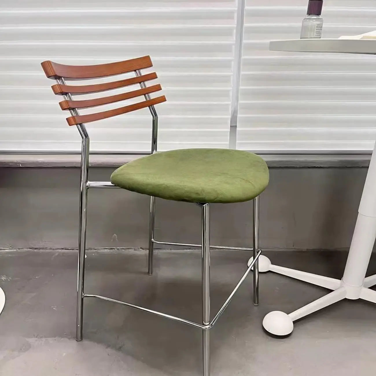 Tabourets de bar à assise en cuir vert et dossier en rotin