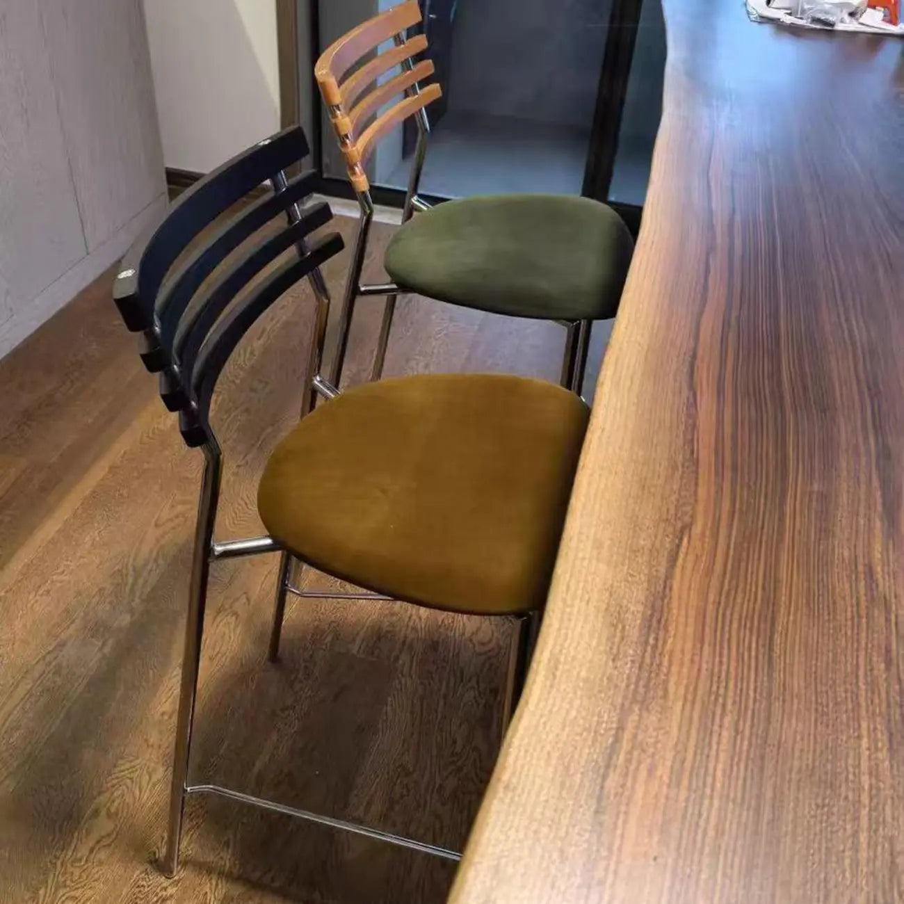 Tabourets de bar à assise en cuir vert et dossier en rotin