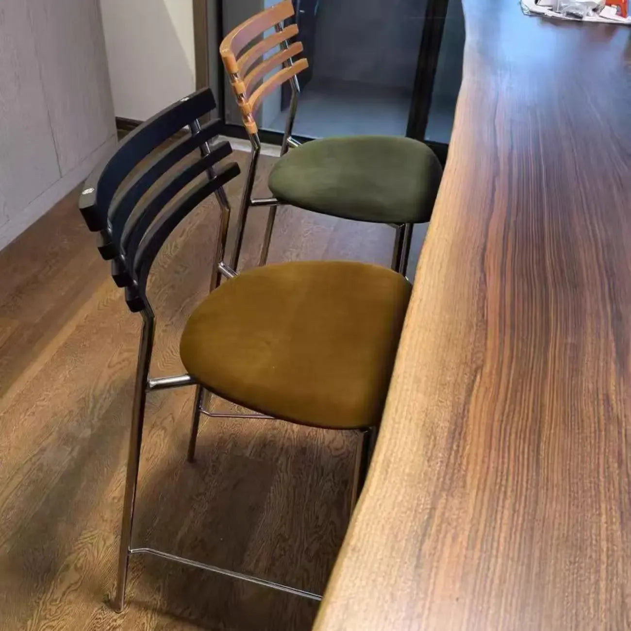 Tabourets de bar à assise en cuir vert et dossier en rotin
