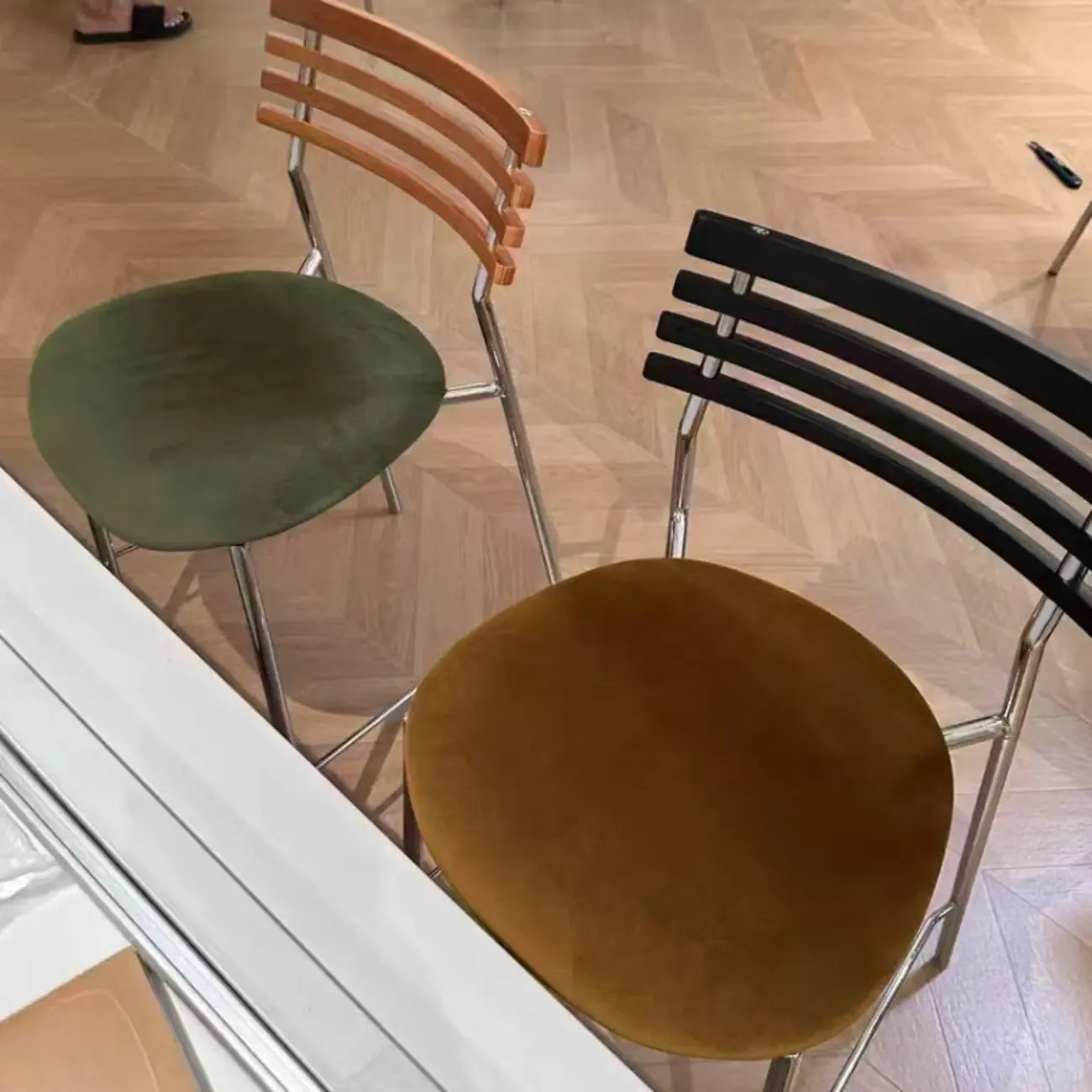 Tabourets de bar à assise en cuir vert et dossier en rotin