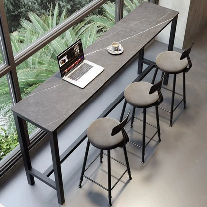 Tables de bar modernes avec plateau en pierre gris tourterelle et repose-pieds en acier