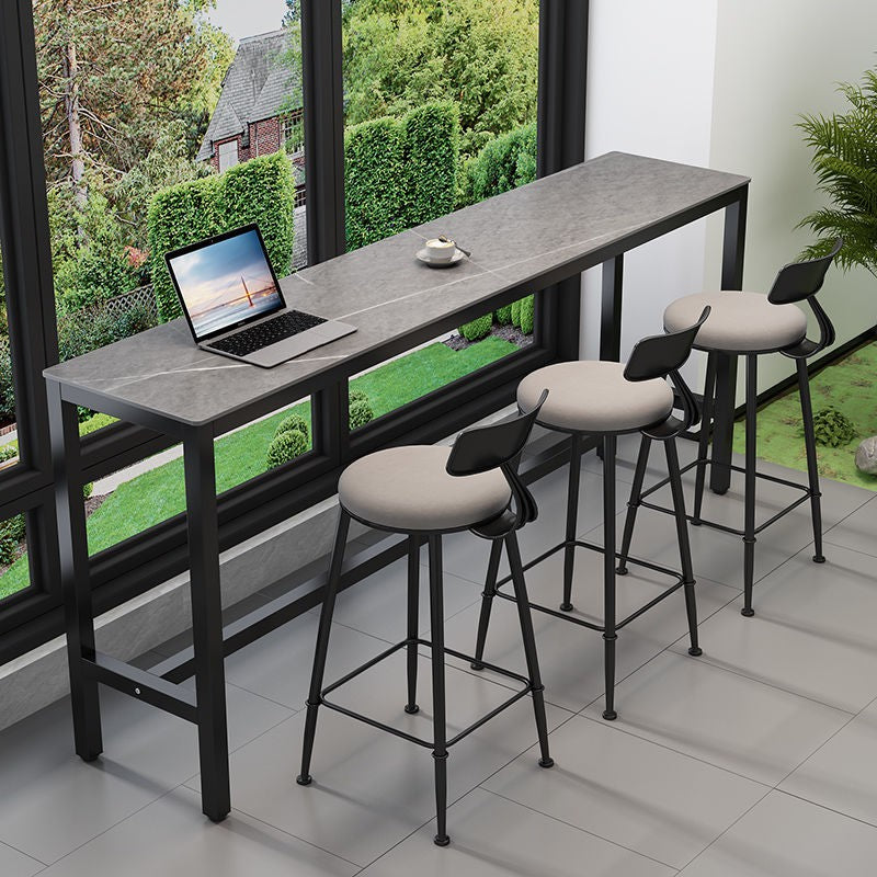 Tables de bar modernes avec plateau en pierre gris tourterelle et repose-pieds en acier