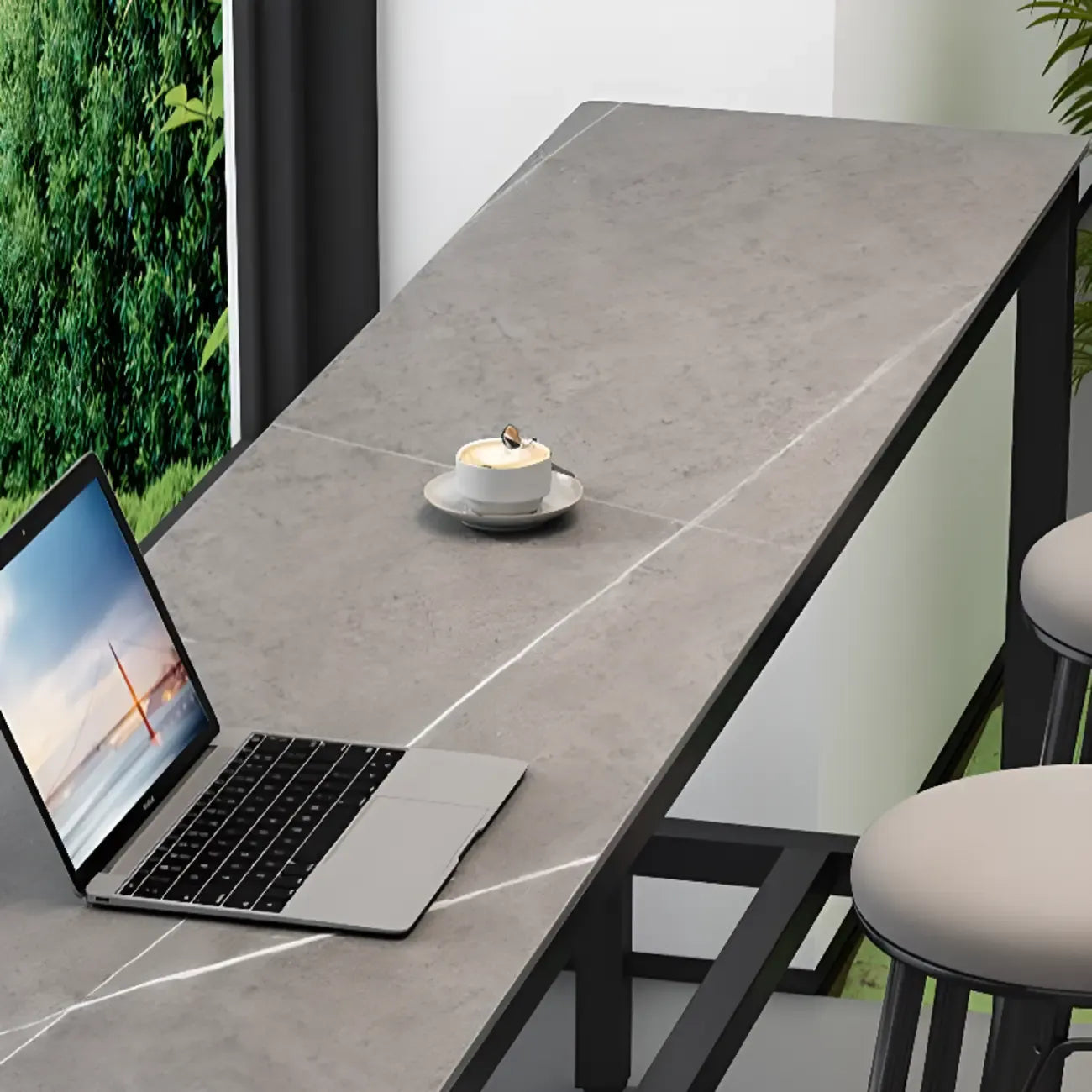 Tables de bar modernes avec plateau en pierre gris tourterelle et repose-pieds en acier