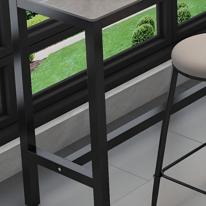 Tables de bar modernes avec plateau en pierre gris tourterelle et repose-pieds en acier