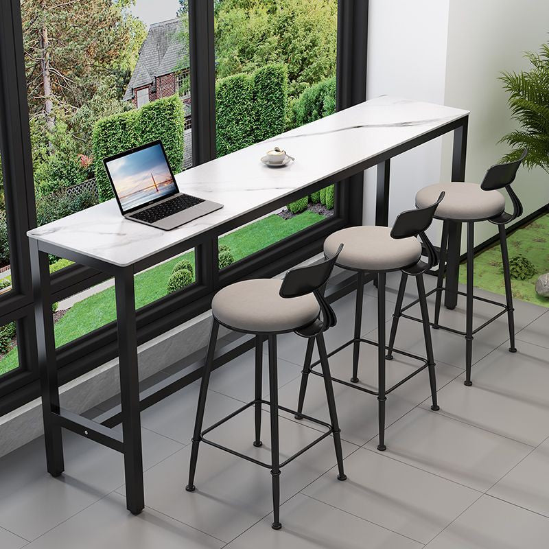 Tables de bar modernes avec plateau en pierre gris tourterelle et repose-pieds en acier