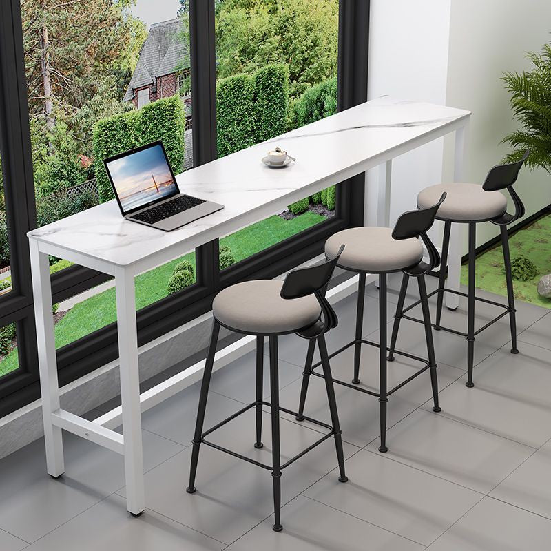 Tables de bar modernes avec plateau en pierre gris tourterelle et repose-pieds en acier