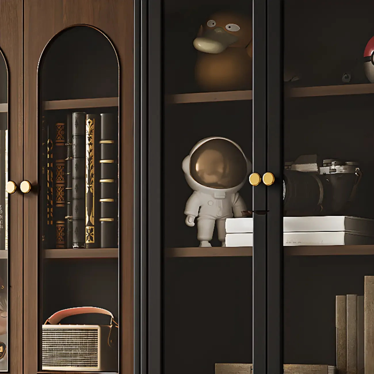 Bibliothèque haute de style campagnard français en bois avec banc rembourré