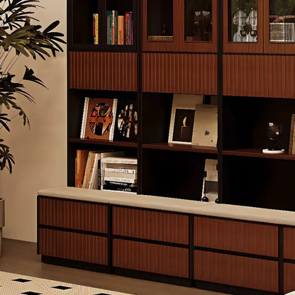 Bibliothèque haute de style campagnard français en bois avec banc rembourré