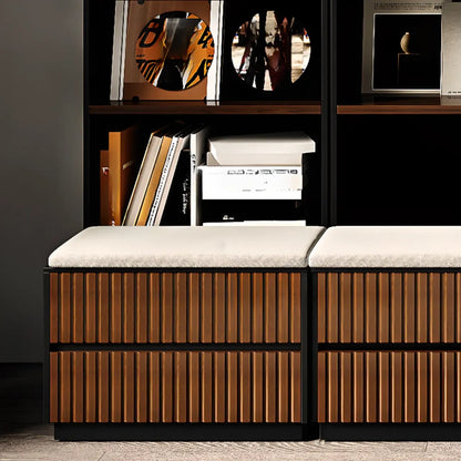 Bibliothèque haute de style campagnard français en bois avec banc rembourré