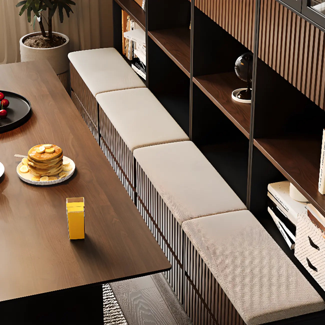 Bibliothèque haute de style campagnard français en bois avec banc rembourré