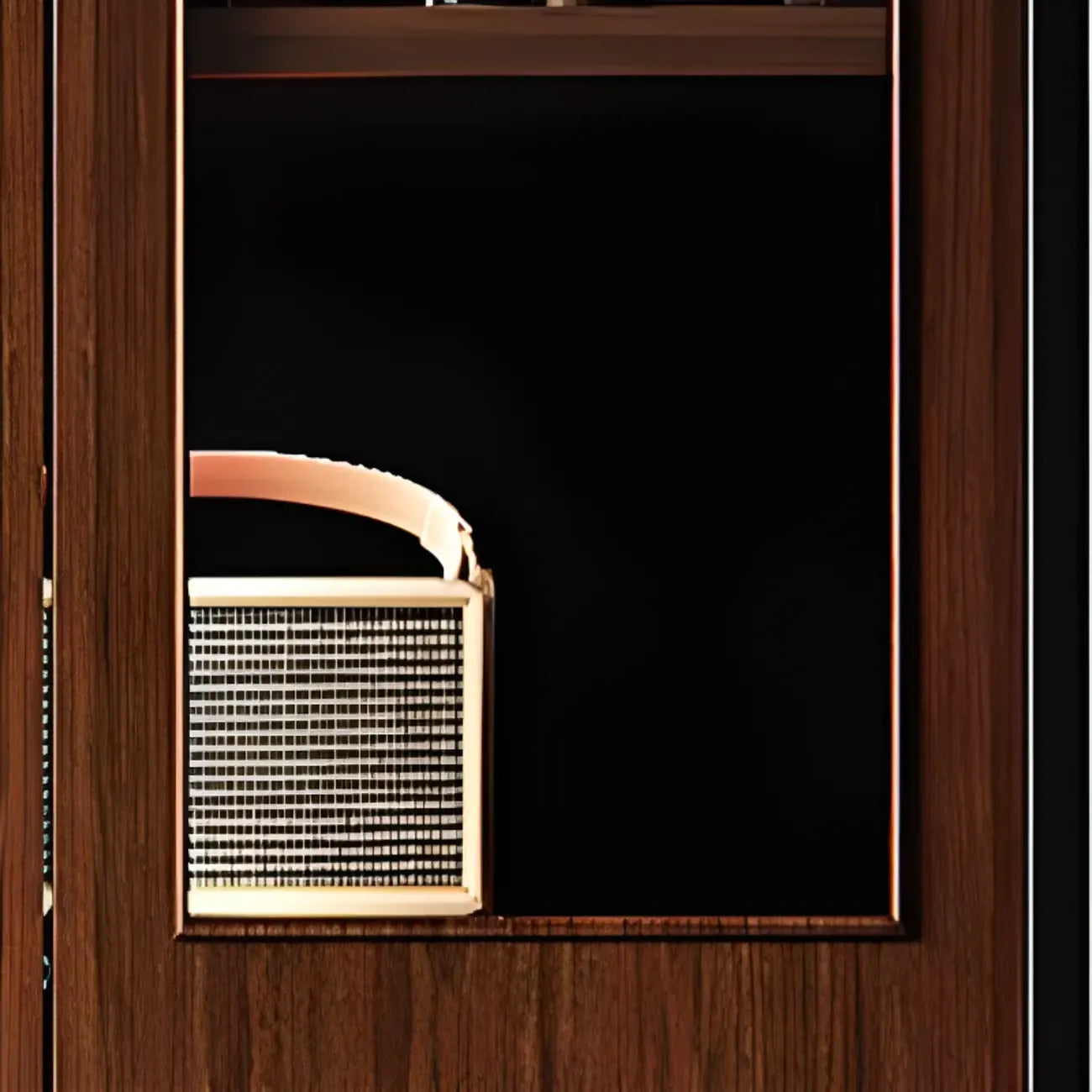 Bibliothèque haute de style campagnard français en bois avec banc rembourré