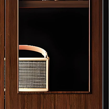 Bibliothèque haute de style campagnard français en bois avec banc rembourré