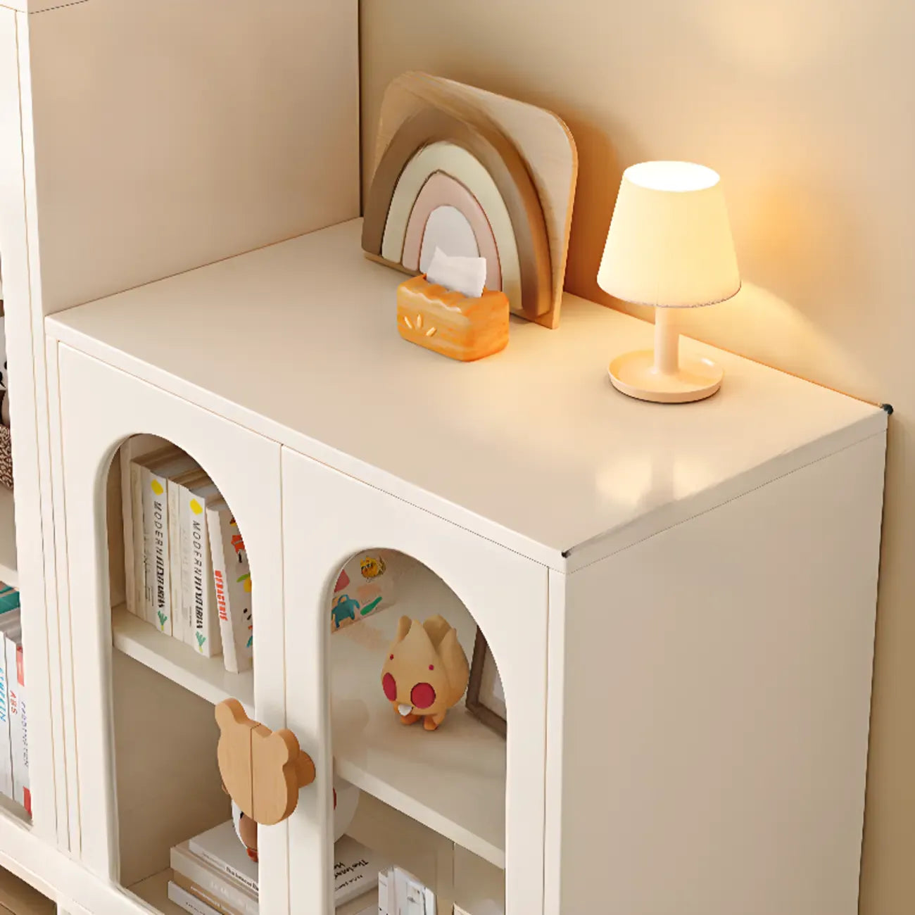 Bibliothèque moderne basse en bois blanc avec portes vitrées