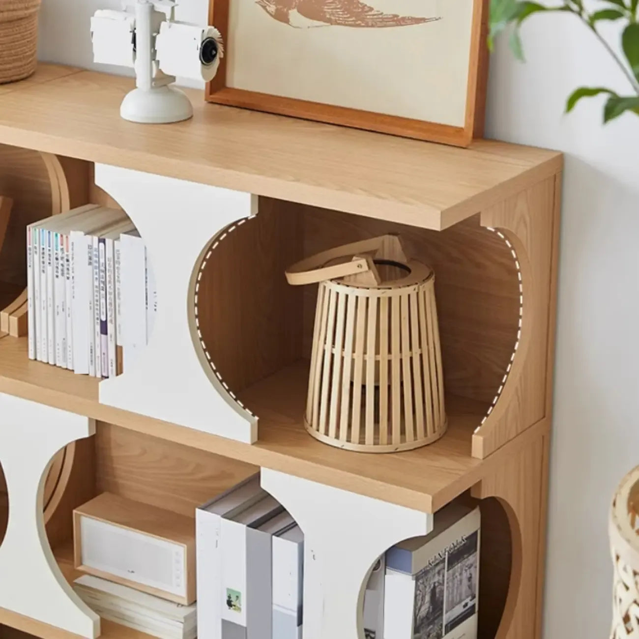 Vitrine moderne Cubitac en bois avec étagères