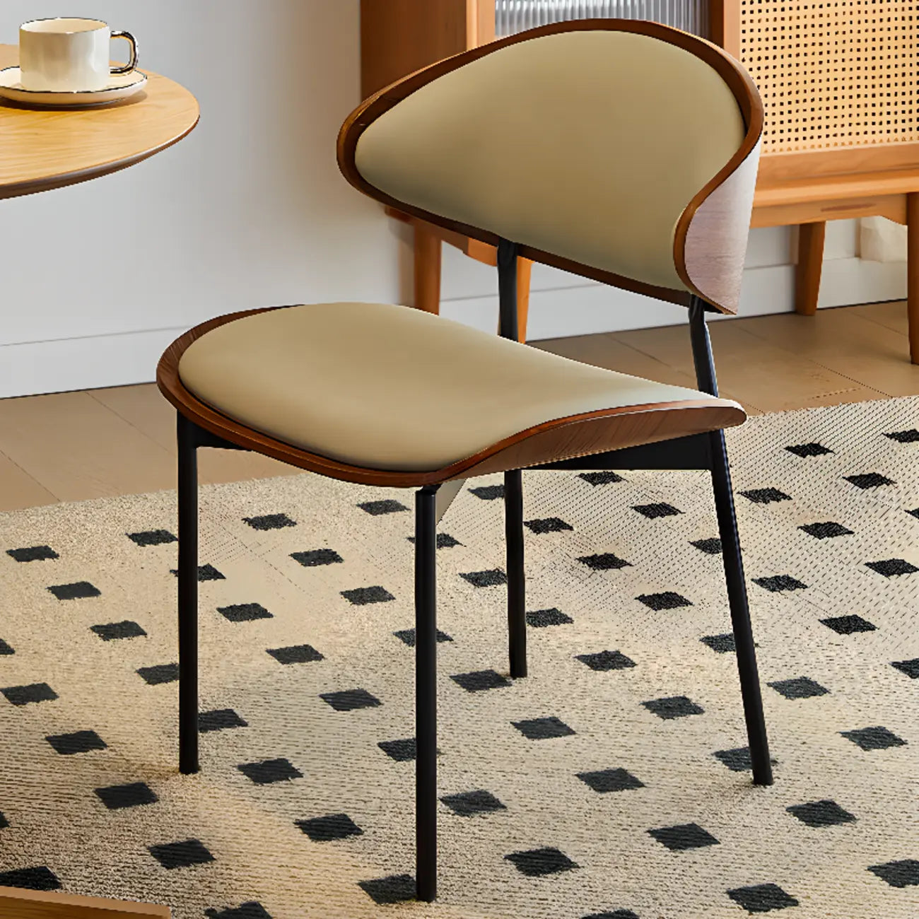 Chaise de salle à manger à dossier incurvé et assise en cuir noir