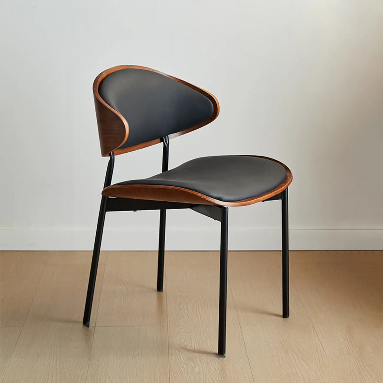 Chaise de salle à manger à dossier incurvé et assise en cuir noir