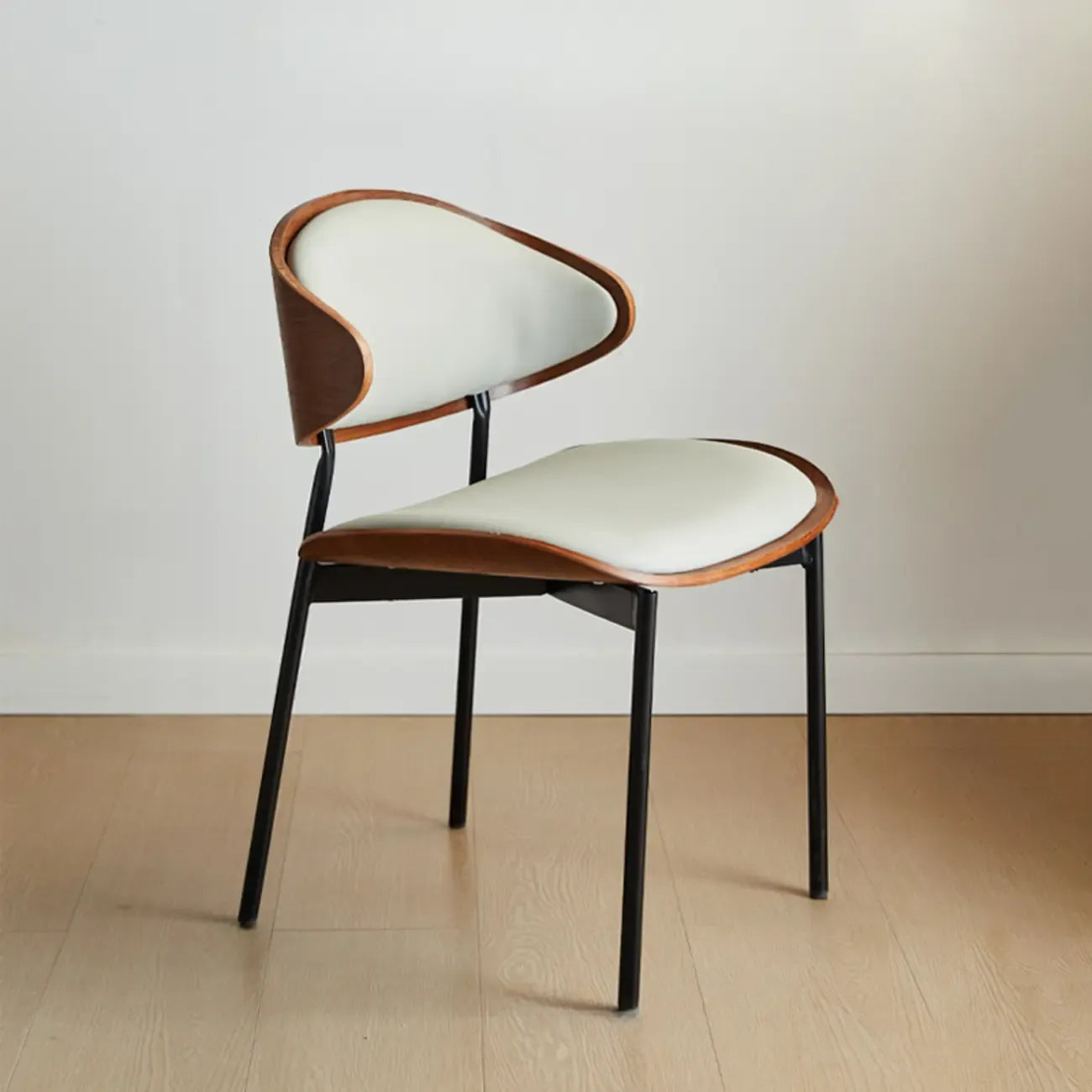 Chaise de salle à manger à dossier incurvé et assise en cuir noir