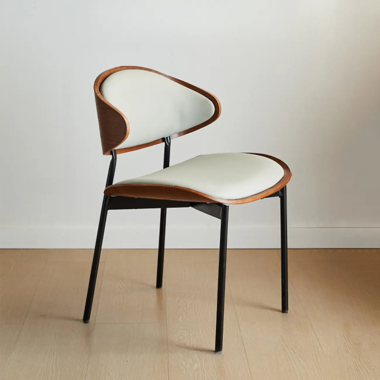 Chaise de salle à manger à dossier incurvé et assise en cuir noir