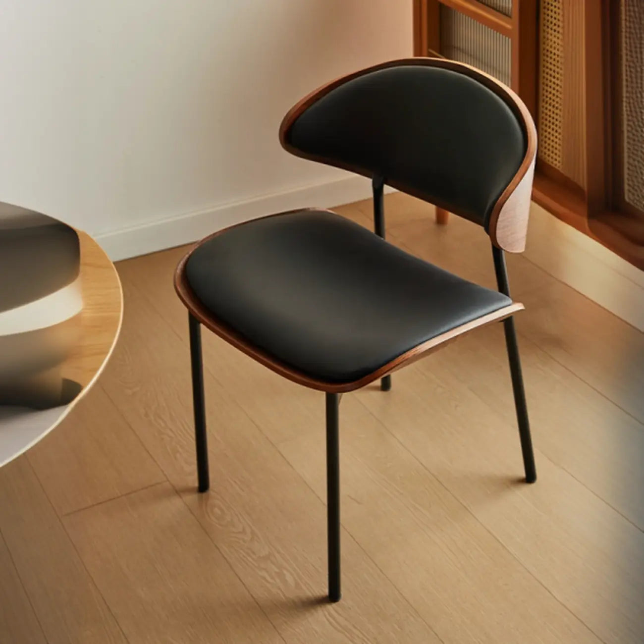 Chaise de salle à manger à dossier incurvé et assise en cuir noir