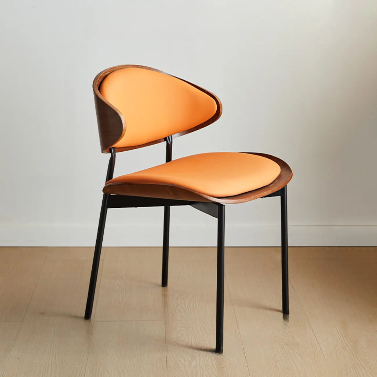 Chaise de salle à manger à dossier incurvé et assise en cuir noir
