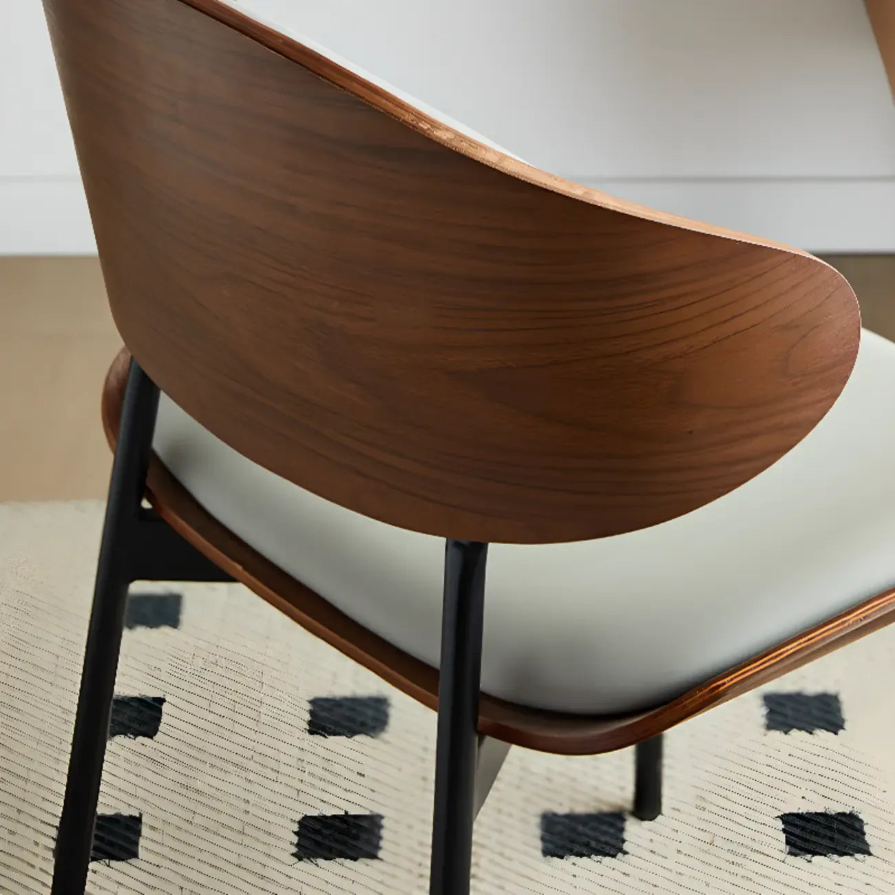 Chaise de salle à manger à dossier incurvé et assise en cuir noir