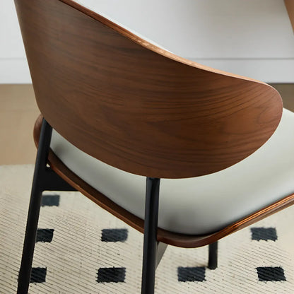Chaise de salle à manger à dossier incurvé et assise en cuir noir