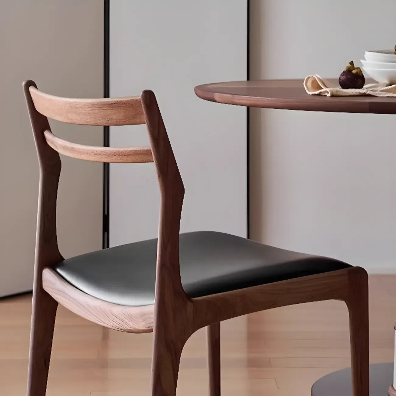 Chaise de salle à manger moderne en bois avec dossier à échelle rembourré
