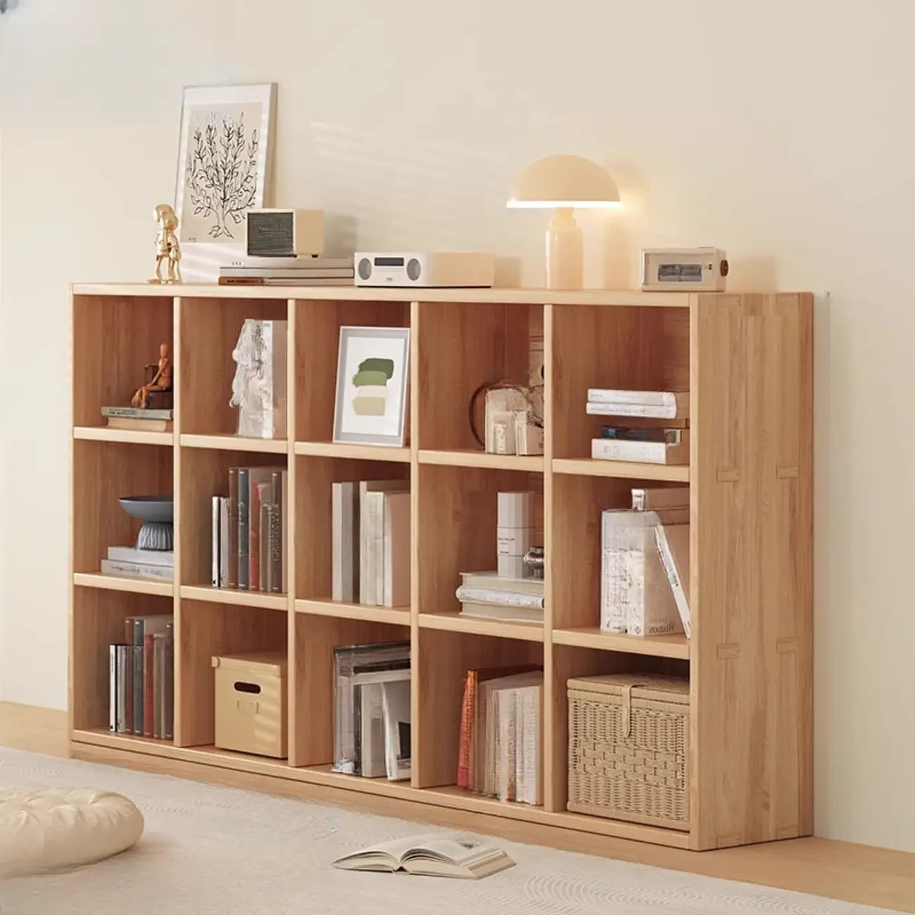 Bibliothèque horizontale en bois naturel avec étagère cubique