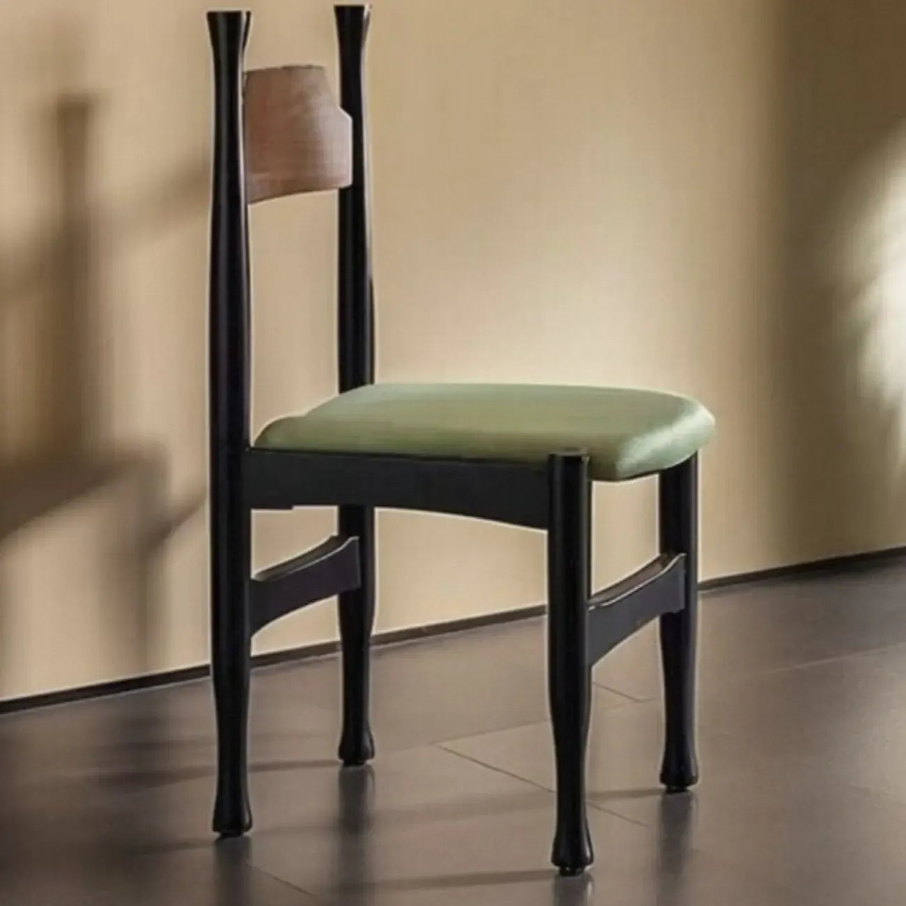 Chaise de salle à manger minimaliste vintage avec cadre en bois et revêtement rembourré