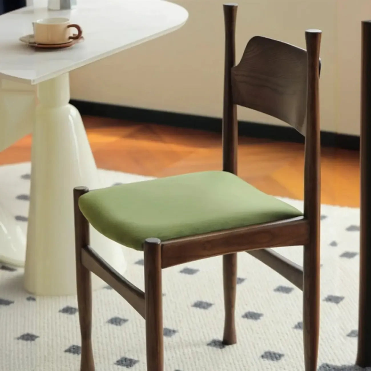 Chaise de salle à manger minimaliste vintage avec cadre en bois et revêtement rembourré