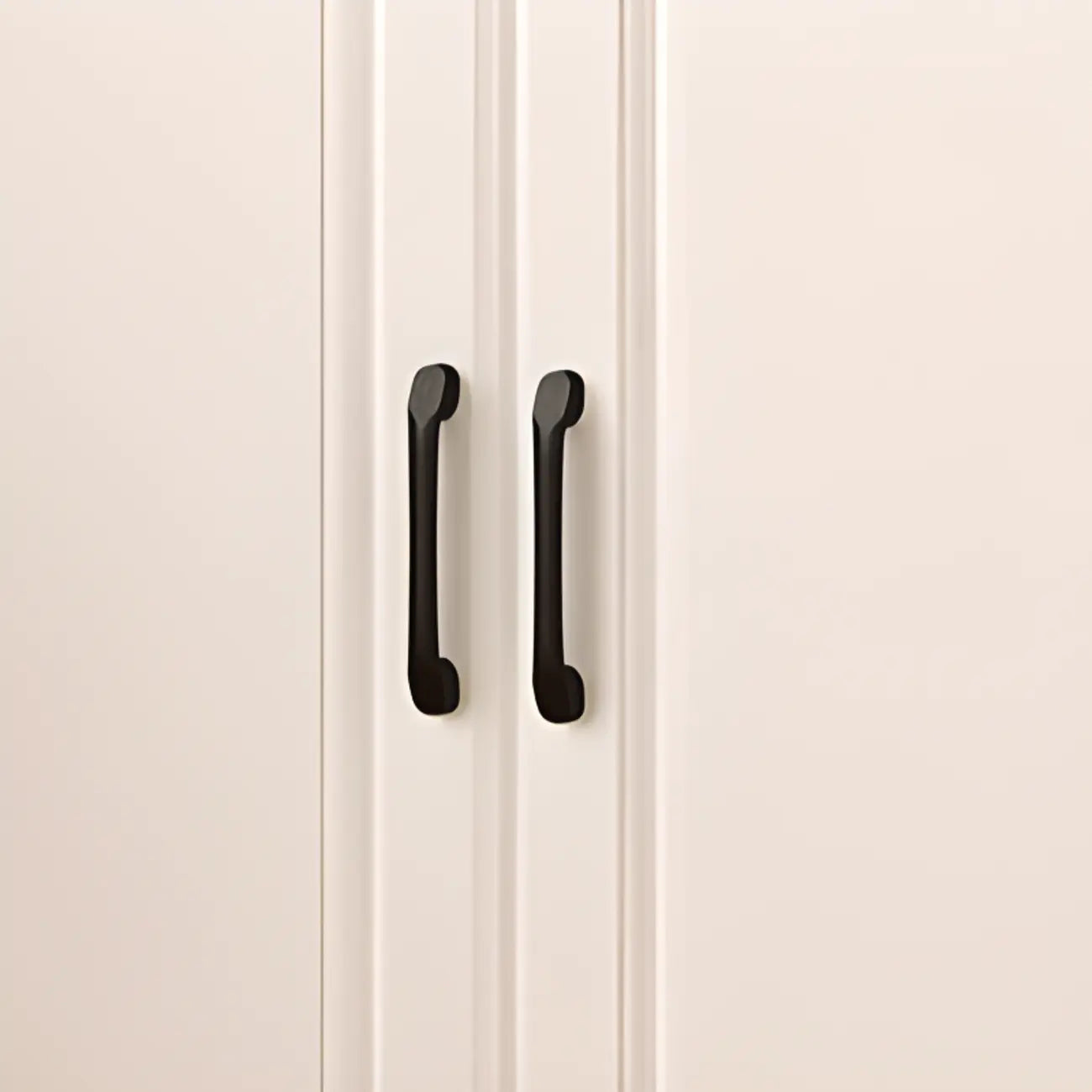 Bibliothèque verticale classique en bois blanc avec armoire