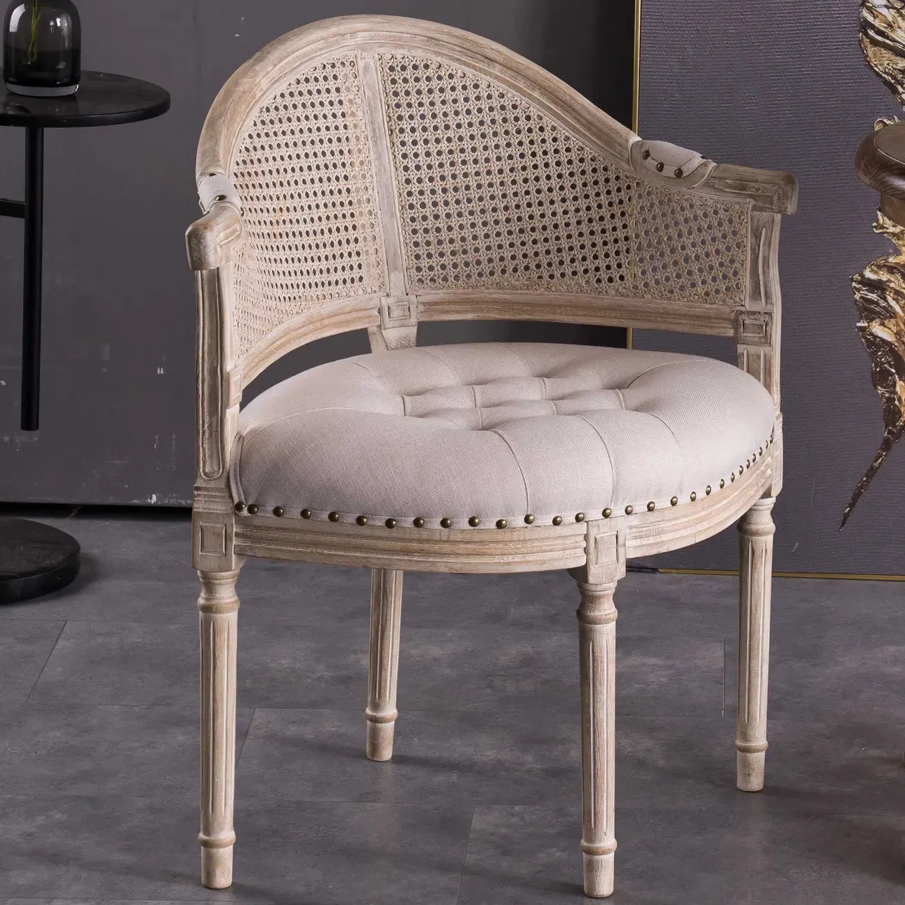Chaise de salle à manger rustique en bois recouvert de rotin et de tissu