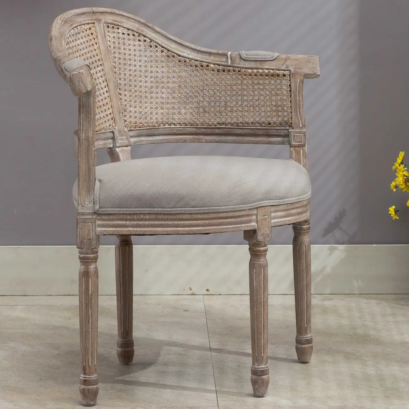 Chaise de salle à manger rustique en bois recouvert de rotin et de tissu