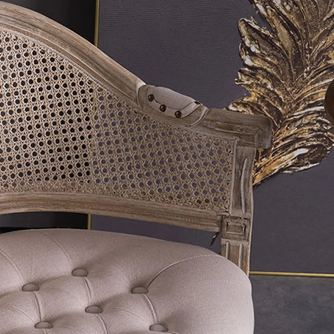 Chaise de salle à manger rustique en bois recouvert de rotin et de tissu