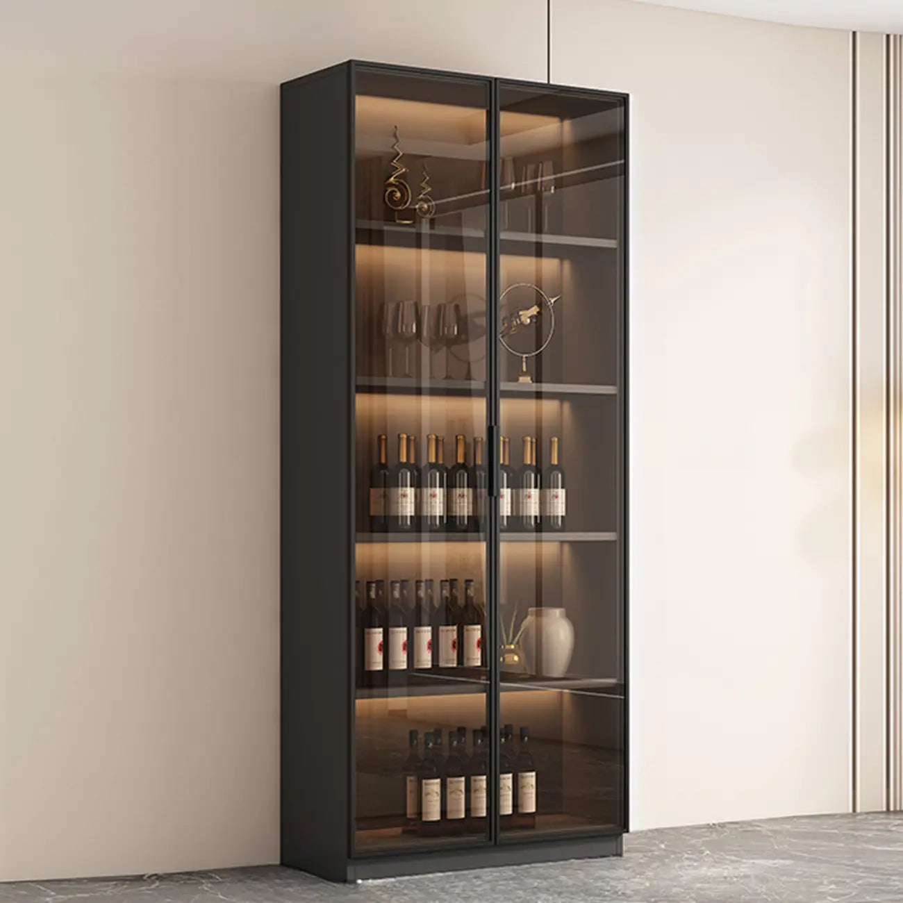 Vitrine haute et étroite en bois noir avec éclairage