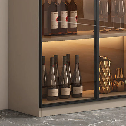 Vitrine haute et étroite en bois noir avec éclairage