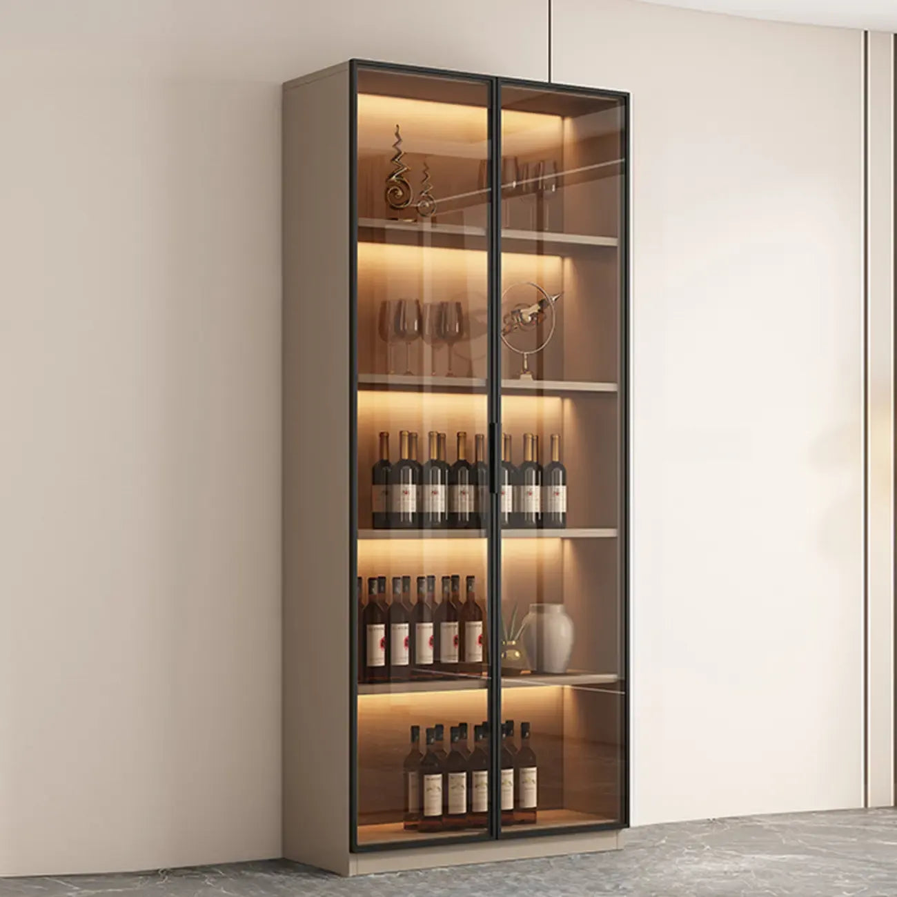 Vitrine haute et étroite en bois noir avec éclairage