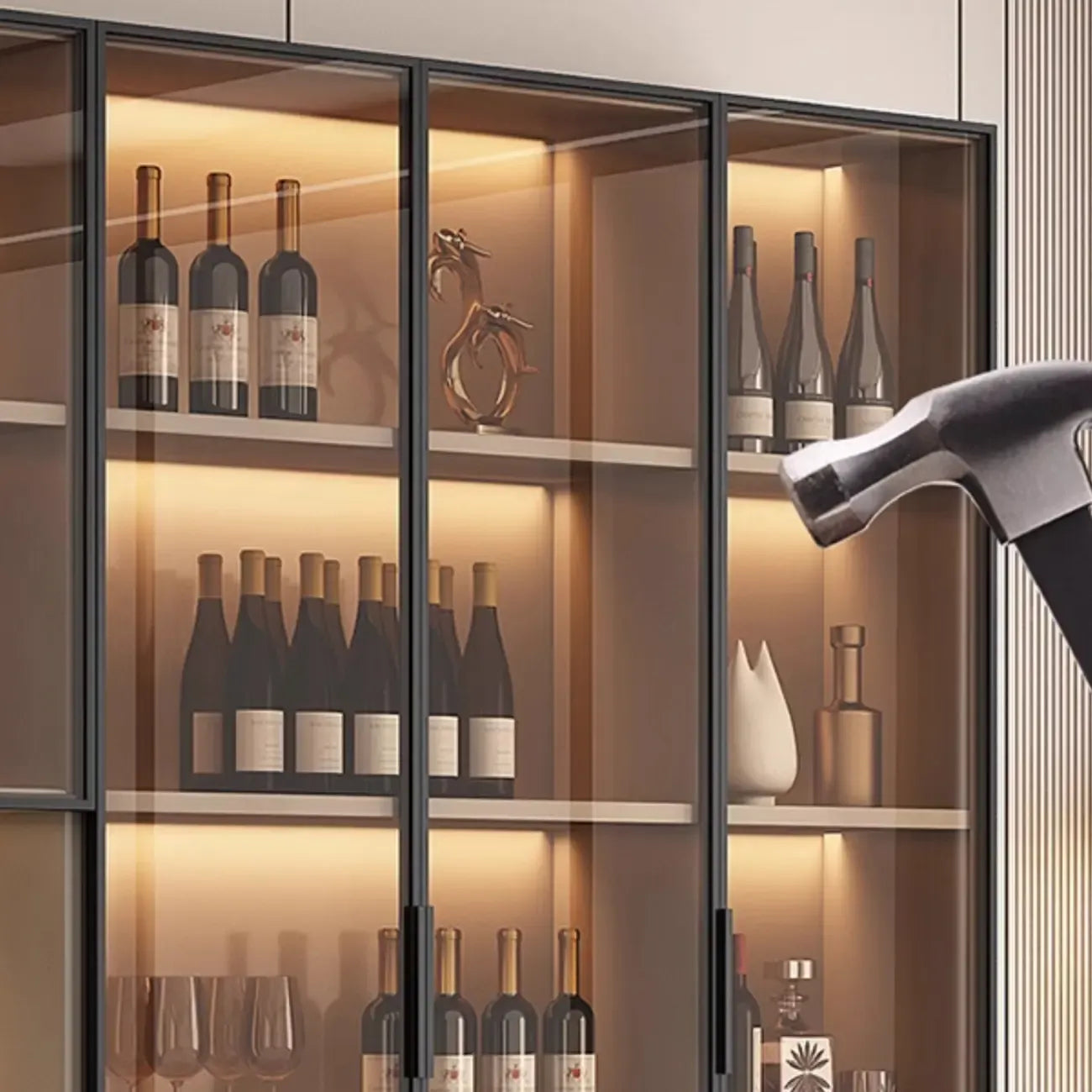 Vitrine haute et étroite en bois noir avec éclairage