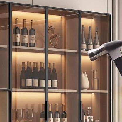 Vitrine haute et étroite en bois noir avec éclairage