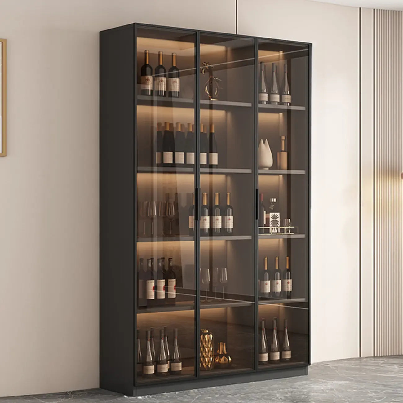 Vitrine haute et étroite en bois noir avec éclairage