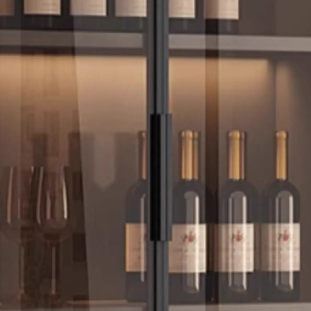 Vitrine haute et étroite en bois noir avec éclairage