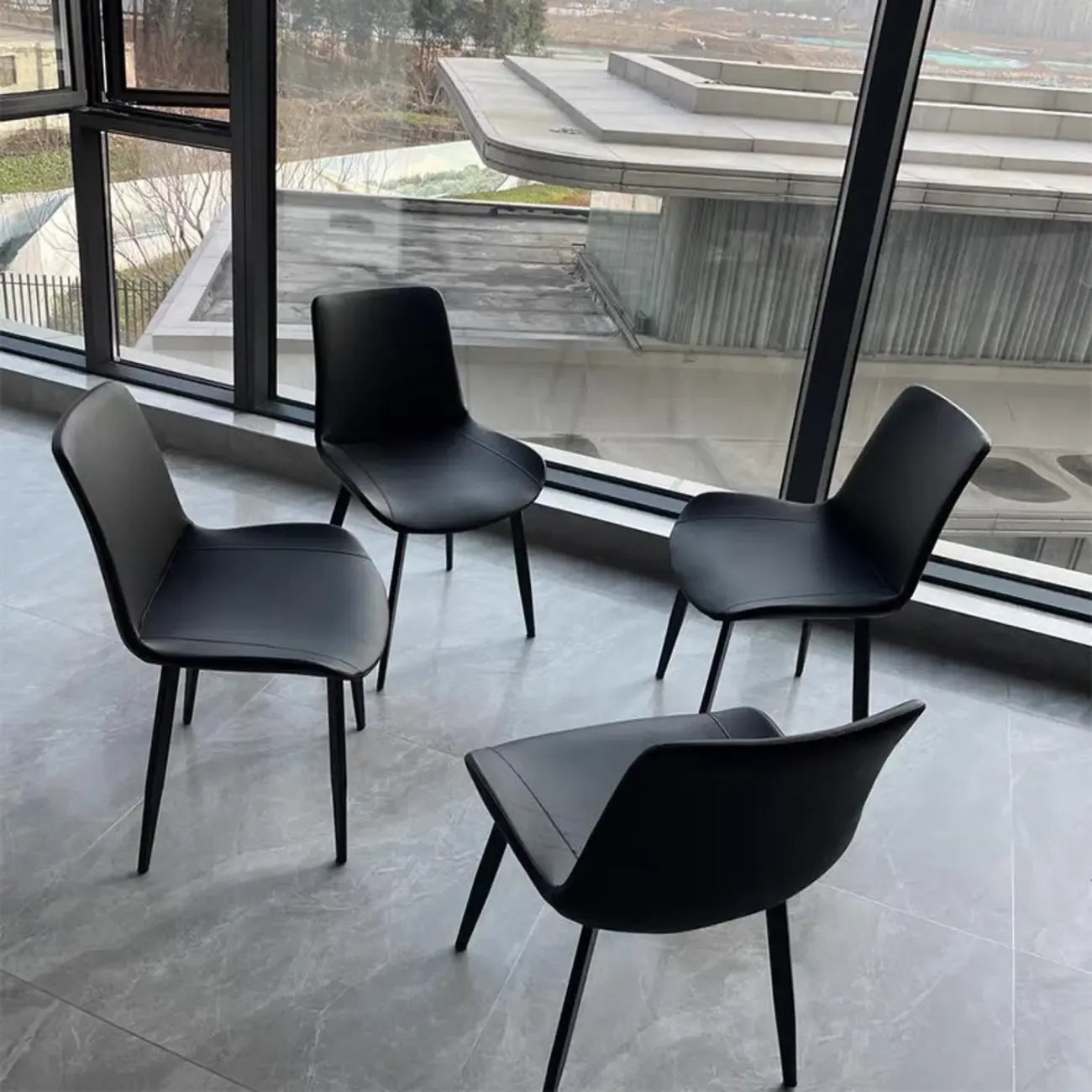 Chaise de salle à manger simple à dossier bas en similicuir avec pieds en alliage