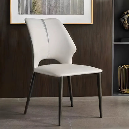 Chaise de salle à manger moderne sans accoudoirs, dossier ouvert, en similicuir.
