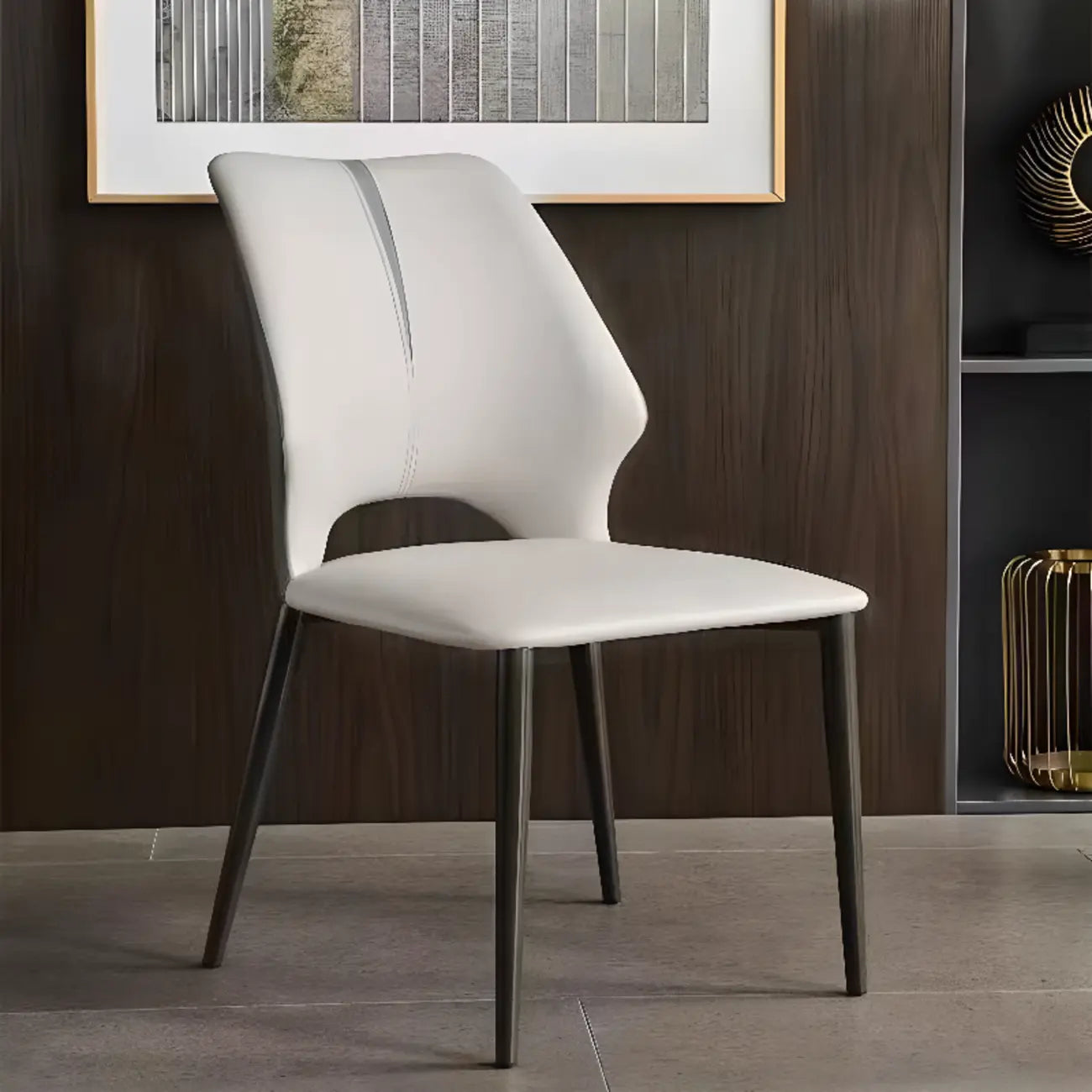 Chaise de salle à manger moderne sans accoudoirs, dossier ouvert, en similicuir.