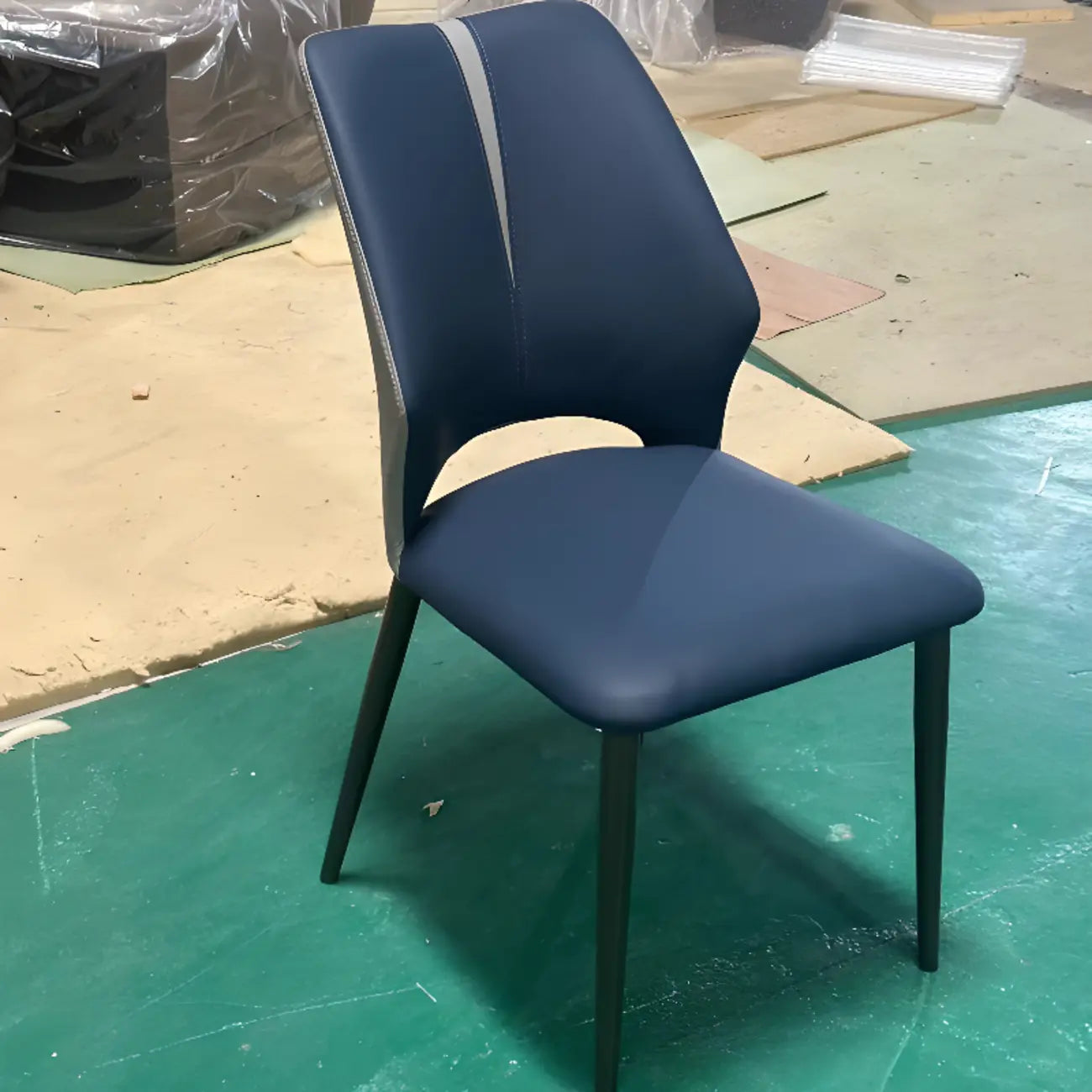 Chaise de salle à manger moderne sans accoudoirs, dossier ouvert, en similicuir.